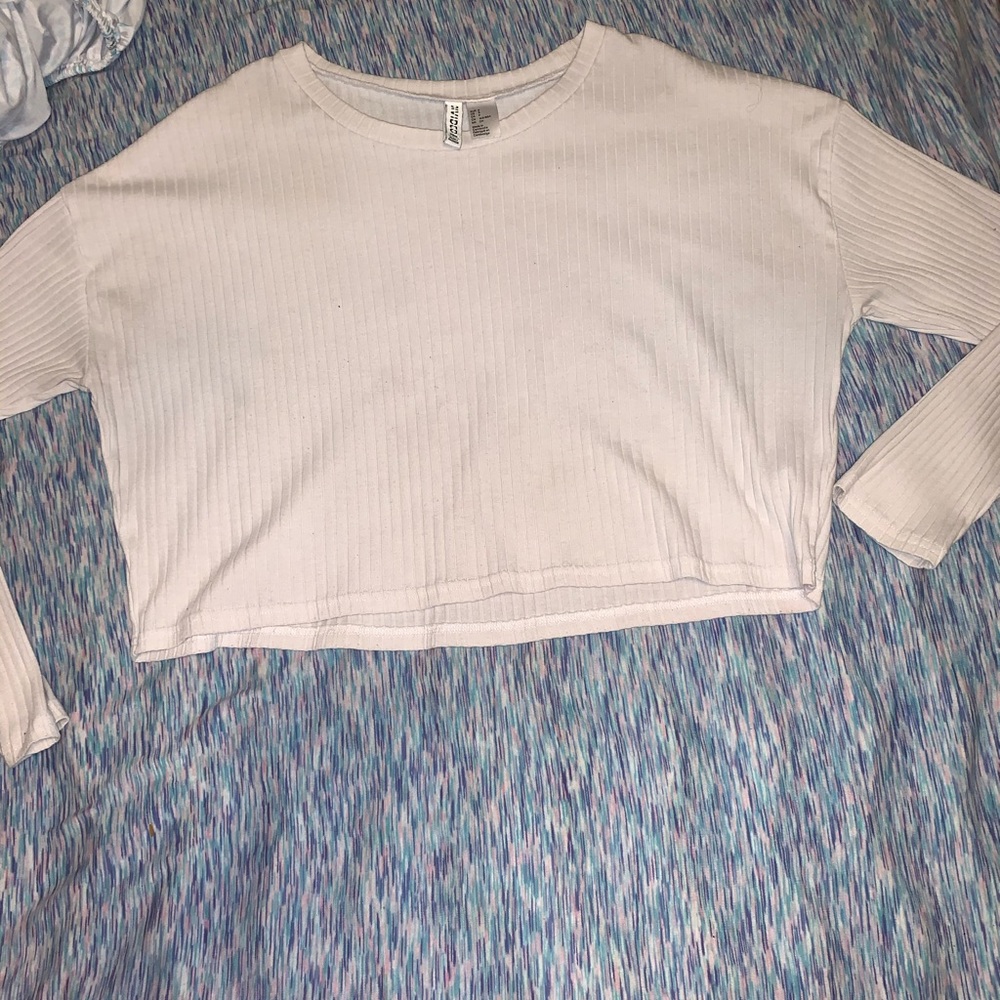 white crop top love sleeve shirt